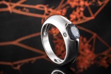 Piaget Ring mit Saphir und seitlich eingelassenem Diamant 750er Weißgold Schmuck