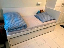 weißes ausziehbares Bett -