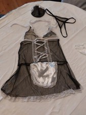 Schwarz- weiße Dessous,   Hausmädchen mit G- String und Haube