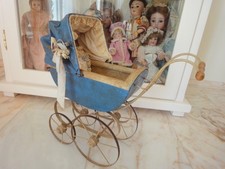 Antiker Puppenwagen datiert 1900 mit altem Kissen und Decke alter Kinderwagen für Puppe