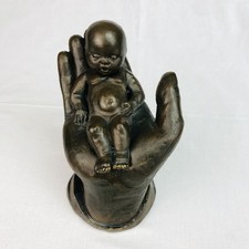 Skulptur "Hand mit Kind