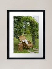 Ruhestuhl in der Natur gerahmt