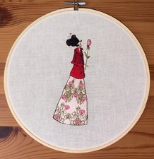 Stickbild von acufactumSilke Leffler im Holzrahmen „Dame mit Taube“Stickmaschine