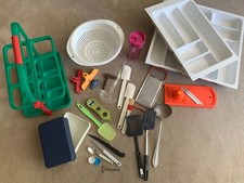 Konvolut Küchenhelfer, Flaschentragekorb, Besteckkasten, Brotzeitbox Salatsieb 