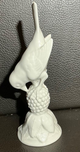 Porzellanvogel auf traube - porzellanvogel,