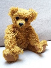 kleiner, älterer Teddy in Handarbeit, goldblondes, gelocktes Mohair, 28 cm