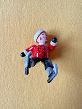 Käthe Wohlfahrt, liegende Figur Schlittschuhläufer, „Aller Anfang ist schwer“