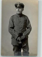 39804346 - Deutscher Offizier in Uniform mit Schirmmuetze und Saebel Kavallerie