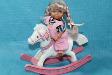 BARBIE PUPPE RARITÄT KIND MÄDCHEN AUF SCHAUKELPFERD PFERD SCHAUKELT KNIEGELENK 1