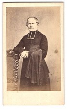 Fotografie Geistlicher trägt