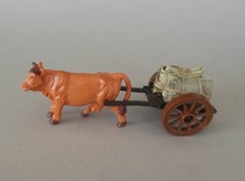 Kuh mit Karren mit Heuballen