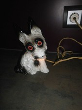 Alter Rauchverzehrer Hund grau