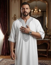 Traditionelle Arabische Herren Kaftan Thobe Weißes Kleid mit Stickerei Design