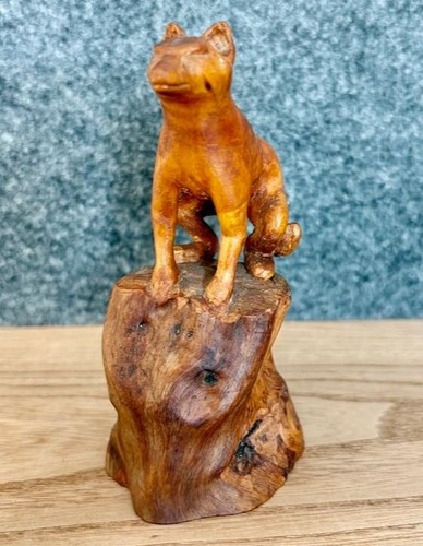 Wolf auf baumstamm - auf, sitzend