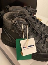 Neue Stiefel mit Etikett –