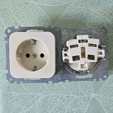 Merten unterputz Steckdose, Abdeckung in creamweiß aus dem ATELIER Programm