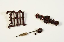 Q46A18- 3x alter Schmuck mit Granaten