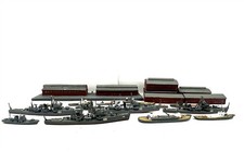 Hafen mit 14 Kriegschiffen