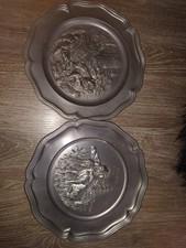 2 Zinnwandteller mit Jagdmotiven 23cm und beide 1,1kg schwer