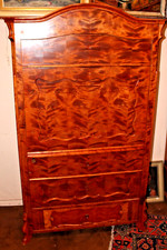 Sogenannter "Blender " Ein einfacher Kleiderschrank als Sekretär getarnt