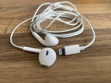 Apple iPhone Kopfhörer mit Lightning Anschluss EarPods kabelgebunden MD827ZM/B