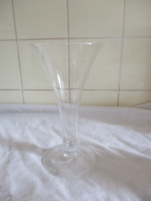 Glas-Trichtervase mit Fuß