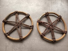 Zwei ältere Skistockteller