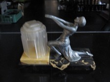 Art Deko Figurenlampe mit Kubistischen Glas