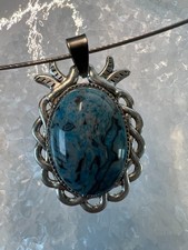 Anhänger: "Ornament BLAU " Halbedelstein auf Metall mit Halsreif 