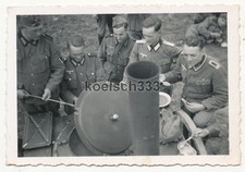 Foto Soldaten der Wehrmacht beim Essen an der Feldküche ... Gulaschkanone ...