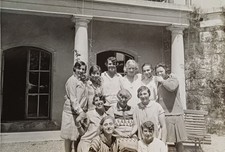 Lachende Frauen Gruppenfoto stehen in typischen 20er Jahre Kleidern Haus Foto