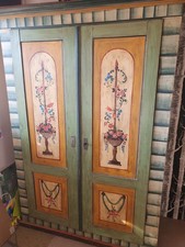 Handbemalter Bauernschrank aus