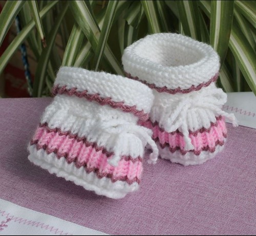 Babyschuhe gestickt gehäkelt