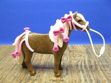 Pony mit Schmuck Zaumzeug