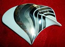 Rosenthal studio-line Porzellan Brosche - Johan van Loon - Herzbatt schw./silb/w