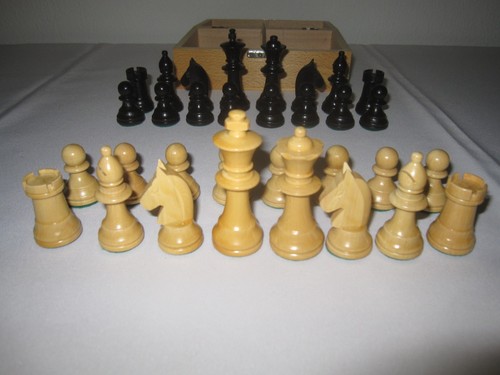 Schachfiguren aus holz - schachfiguren, in