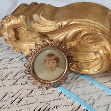 Antike Brosche mit Kinderfoto