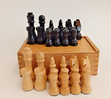 Schachfiguren in Holzbox