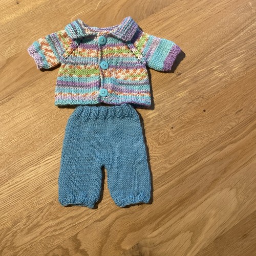 Handgestrickte kleidung - handgestrickte, f