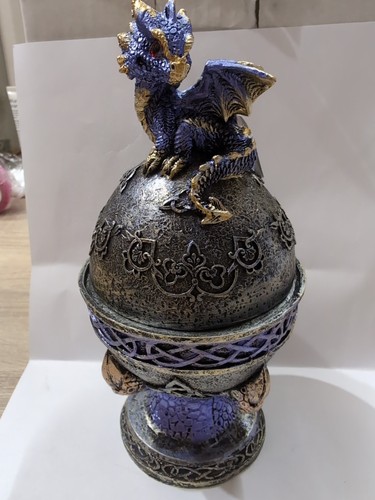 Babydrache auf fabergeei - auf,