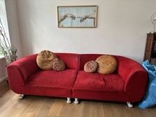 Rotes Bretz Sofa mit Kissen