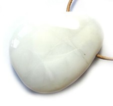 Trommelstein gebohrt Opal weiß Milchopal