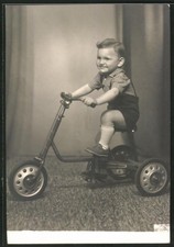 Fotografie stolzer Knabe mit