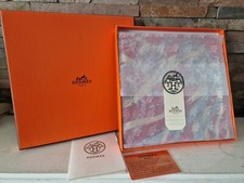 Hermes Paris - Schal mit Seidenmuster rot - verpackt.