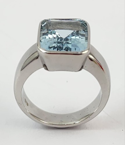 18ct white gold - ring, set