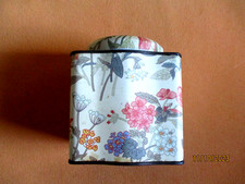 alte Blechdose  dezentes BLUMENDEKOR  eckig  runder Deckel Dachbodenfund