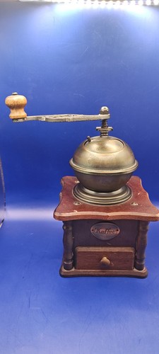 Vintage kaffeemühle aus holz - kaffeemühle,