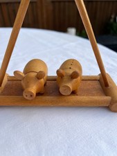 DDR Salz- und Pfeffer Streuer Schweine Holz mit Gestell Vintage