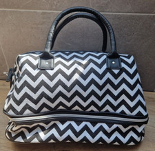 Hand- Sporttasche Reisetasche Zickzack schwarz weiß separates Bodenfach 44x22 cm