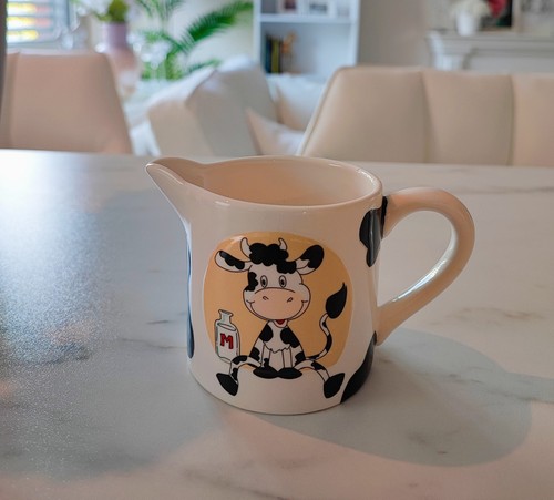 Milchkanne mit kuh - milchkanne,, kuh-motiv